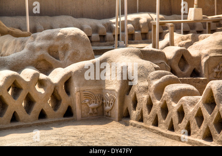 Mur des ruines de Chan Chan près de Trujillo, Pérou Banque D'Images