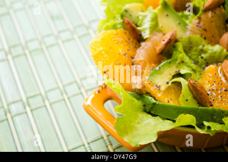 Résumé La salade d'agrumes aux amandes et citron vinaigrette aux graines de pavot Banque D'Images