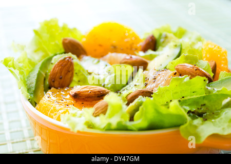 Résumé La salade d'agrumes aux amandes et citron vinaigrette aux graines de pavot Banque D'Images