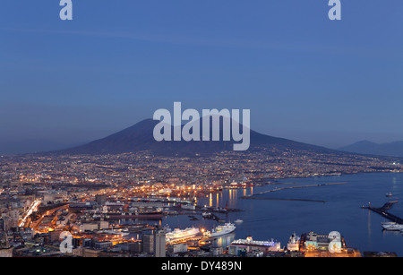 Vue sur le golfe de Naples et le Vésuve au loin, Naples, Italie Banque D'Images