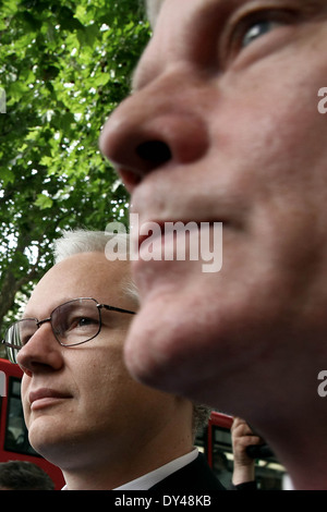 Julian Assange arrive à la Royal Courts of Justice avec Wikileaks Kristinn Hrafnsson frontman pour commencer l'extradition l'appel. Banque D'Images