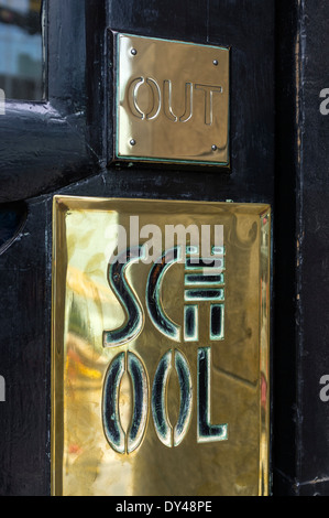 Plaques de laiton sur l'entrée principale de l'École d'Art de Glasgow, Glasgow, Garnethill Banque D'Images