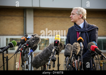 Le fondateur de Wikileaks, Julian Assange, parle aux médias après avoir comparu au tribunal de Belmarsh à Woolwich, Londres, Royaume-Uni. Banque D'Images