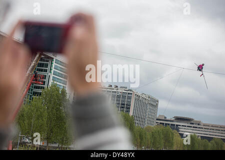 Paris, France. 6ème apr 2014. Le Français funambule Denis Josselin franchissent la Seine sur un fil d'acier 16 mm de large, à Paris, le 6 avril 2014. La corde s'étend sur 175 mètres de long et 30 mètres de haut au-dessus de la Seine. Crédit : Michael Bunel/NurPhoto ZUMAPRESS.com/Alamy/Live News Banque D'Images