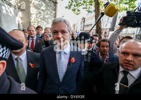 Julian Assange entouré par les médias internationaux et sous escorte policière, quitte après avoir perdu sa cour d'appel de l'extradition. Banque D'Images