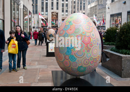 New York, NY - 5 Avril 1214 : 'Quand' fleurs de gingembre oeuf, réalisé par l'artiste Tanya Minha, est affichée à Rockefeller Center dans le cadre de la grande chasse aux oeufs Fabergé en avril 1-17 (Egg # 167). Cet oeuf est un des quelque 275 créés par de célèbres designers et affichées tout au long de la ville de New York. Le public est invité à localiser les oeufs avec une application pour smartphone pour une chance de gagner des prix. Produit de la vente des œufs et autres produits aller à la charité. Banque D'Images