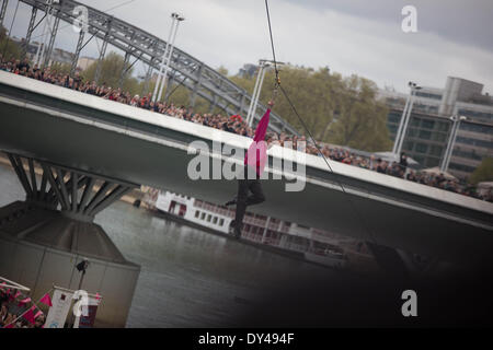 Paris, France. 6ème apr 2014. Le Français funambule Denis Josselin franchissent la Seine sur un fil d'acier 16 mm de large, à Paris, le 6 avril 2014. La corde s'étend sur 175 mètres de long et 30 mètres de haut au-dessus de la Seine. Crédit : Michael Bunel/NurPhoto ZUMAPRESS.com/Alamy/Live News Banque D'Images
