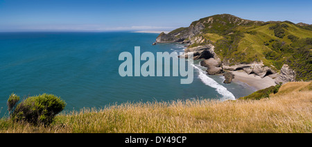 Vue panoramique de Pillar Point et l'Adieu Spit au-delà, à partir de près de Cape Farewell, près de Puponga, Nouvelle-Zélande. Banque D'Images