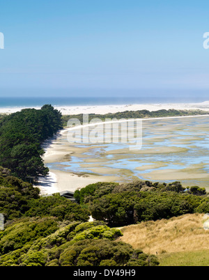 À l'échelle du GEM Farewell Spit du haut d'une colline locale près de Puponga, Nouvelle-Zélande. Banque D'Images