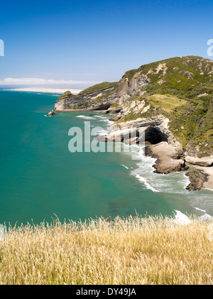 Pillar Point et l'Adieu Spit au-delà, à partir de près de Cape Farewell, près de Puponga, Nouvelle-Zélande. Banque D'Images