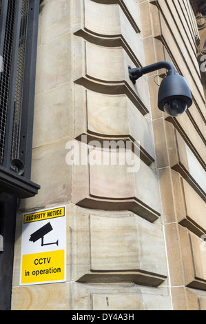 Caméra CCTV de sécurité et avertissement d'un mur extérieur d'un immeuble de bureaux, Glasgow, Écosse, Royaume-Uni Banque D'Images