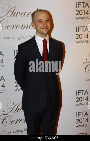 Acteur irlandais Tom Vaughan-Lawlor pose pour les caméras sur le tapis rouge. Il est nominé pour le "Meilleur acteur dans un rôle principal à la télévision' Award pour son rôle dans le crime irlandais 'Théâtre' amour/haine. La 11e Irish Film & Television Awards 2014 ont eu lieu à l'établissement DoubleTree by Hilton Hotel à Dublin. La cérémonie a été suivie par l'Irlandais et des célébrités internationales ainsi que le Président irlandais Michael D. Higgins qui ont reçu une contribution exceptionnelle d'Honneur. Crédit : Michael Debets/Alamy Live News Banque D'Images
