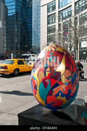 New York, NY - 6 Avril 1214 : 'Brooklyn Symphony' Egg, créé par l'artiste Kayti Didriksen, est affiché en dehors de la Time Warner Center dans le cadre de la grande chasse aux oeufs Fabergé en avril 1-17 (Egg # 103). Cet oeuf est un des quelque 275 créés par de célèbres designers et affichées tout au long de la ville de New York. Le public est invité à localiser les oeufs avec une application pour smartphone pour une chance de gagner des prix. Produit de la vente des œufs et autres produits aller à la charité. Banque D'Images