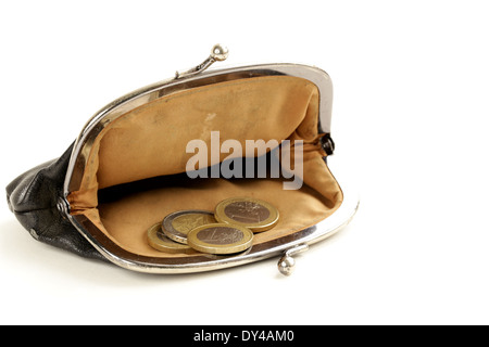 Sac à main à l'ancienne ouvert avec les pièces en euros sur fond blanc Banque D'Images