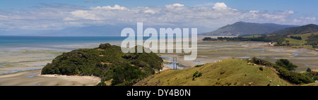 Vue panoramique à l'ensemble de Golden Bay au sud d'une colline, près de Puponga, Nouvelle-Zélande. Banque D'Images