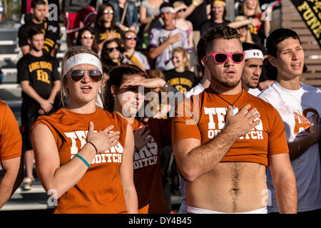 Les membres de l'équipe de l'Université du Texas pour l'hymne national lors des cérémonies d'ouverture de la 7e édition de la Coupe du Monde de Quidditch le 5 avril 2014 à Myrtle Beach, Caroline du Sud. Le sport, créé à partir de la romans Harry Potter est un sport de contact avec des éléments de rugby, basket-ball, et Dodgeball. Une équipe est composée de sept athlètes qui jouent avec des balais entre leurs jambes en tout temps. Banque D'Images