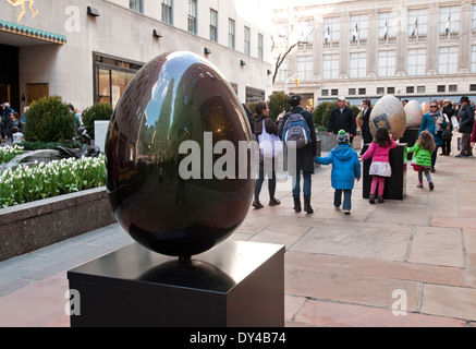 New York, NY - 5 Avril 1214 : Un œuf Fabergé, créé par l'artiste Eric Cahan, est affichée à Rockefeller Center dans le cadre de la grande chasse aux oeufs Fabergé en avril 1-17 (Egg # 79). Cet oeuf est un des quelque 275 créés par de célèbres designers et affichées tout au long de la ville de New York. Le public est invité à localiser les oeufs avec une application pour smartphone pour une chance de gagner des prix. Produit de la vente des œufs et autres produits aller à la charité. Banque D'Images