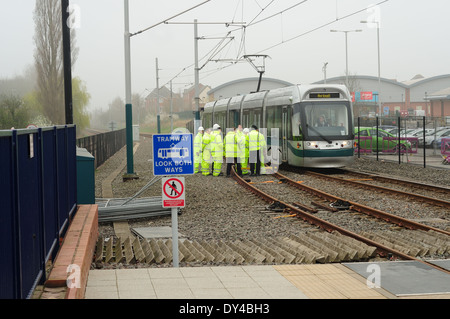 Les ingénieurs qui travaillent sur la ligne de tram ,Hucknall,Bretagne,UK. Banque D'Images
