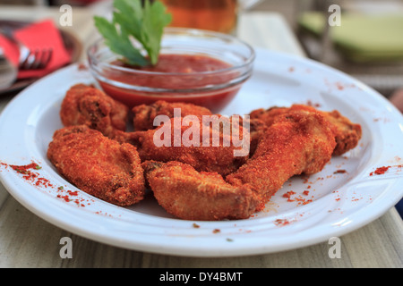 Ailes de poulet mexicain servi sur une plaque avec du ketchup Banque D'Images