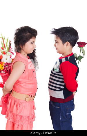 Les enfants indiens Couple Bouquet présente Banque D'Images