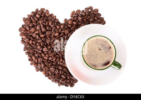 Tasse de café avec des grains de café en forme de cœur isolé sur fond blanc Banque D'Images