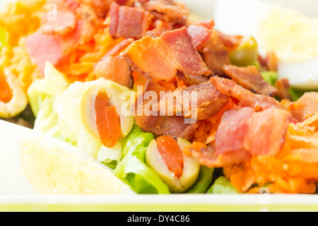 Œuf et bacon salade avec des carottes et des olives Banque D'Images