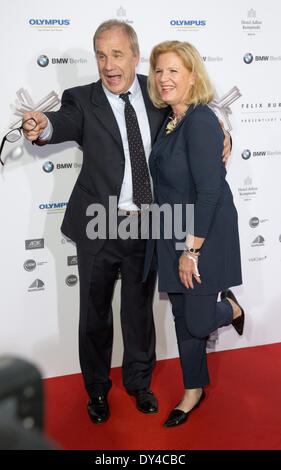 Berlin, Allemagne. 6ème apr 2014. Hubertus Meyer-Burckhardt (L) et Dorothee Roehrig arrivent pour le Felix Burda Award 2014 Cérémonie à l'hôtel Adlon à Berlin, Allemagne, 6 avril 2014. Le prix de la Fondation Felix Burda, rend hommage à des projets et des engagements individuels dans le domaine de la prévention du cancer et de recherche bol. Photo : Joerg Carstensen/dpa/Alamy Live News Banque D'Images