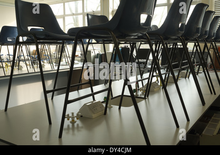 Une classe vide science lab avec des chaises empilées sur des bancs comme jours fériés et fermeture Banque D'Images