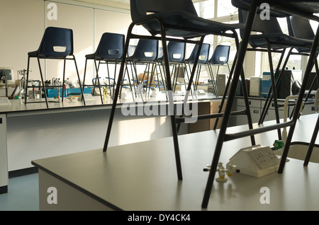 Une classe vide science lab avec des chaises empilées sur des bancs comme jours fériés et fermeture Banque D'Images