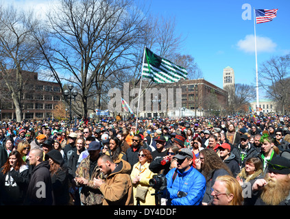 La foule assiste à la 43e rallye annuel Hash Bash à Ann Arbor, MI, le 5 avril 2014. Banque D'Images