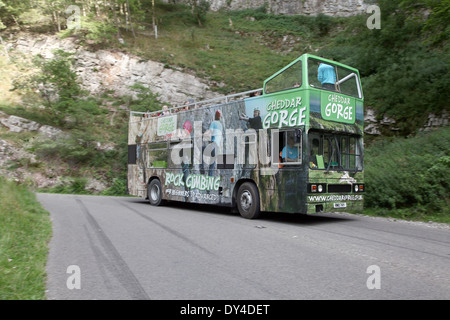 Cheddar Gorge ouverte touristique haut de la conduite d'autobus la gorge avec passagers, Spetmber 2013 Banque D'Images