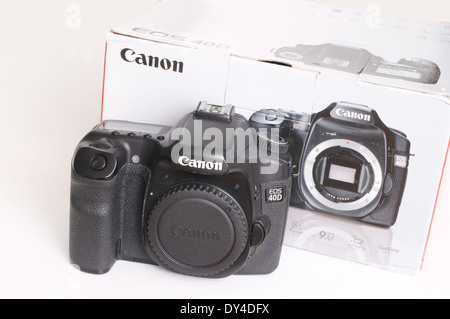 Canon 40D, un ancien appareil photo reflex numérique de qualité corps, illustré avec sa boîte. Banque D'Images