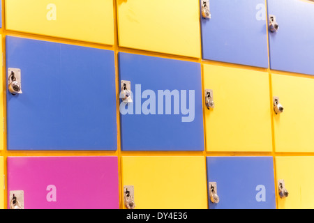 Casiers d'école colorés en jaune, bleu et violet Banque D'Images