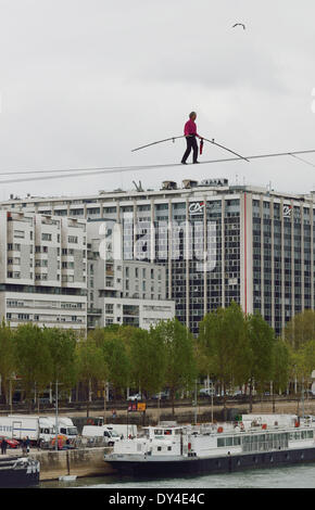 Paris, France. 6ème apr 2014. Le Français funambule Denis Josselin effectue sur la Seine à Paris, le 6 avril 2014. Crédit : Li Genxing/Xinhua/Alamy Live News Banque D'Images