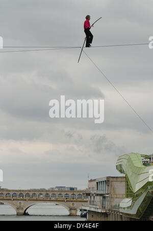 Paris, France. 6ème apr 2014. Le Français funambule Denis Josselin effectue sur la Seine à Paris, le 6 avril 2014. Crédit : Li Genxing/Xinhua/Alamy Live News Banque D'Images