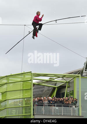 Paris, France. 6ème apr 2014. Le Français funambule Denis Josselin effectue sur la Seine à Paris, le 6 avril 2014. Crédit : Li Genxing/Xinhua/Alamy Live News Banque D'Images