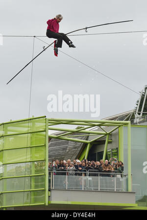 Paris, France. 6ème apr 2014. Le Français funambule Denis Josselin effectue sur la Seine à Paris, le 6 avril 2014. Crédit : Li Genxing/Xinhua/Alamy Live News Banque D'Images