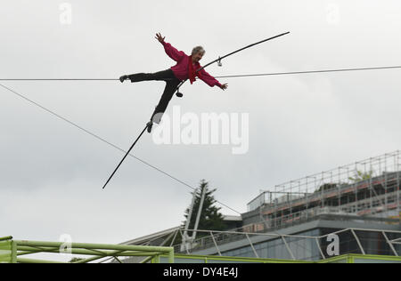 Paris, France. 6ème apr 2014. Le Français funambule Denis Josselin effectue sur la Seine à Paris, le 6 avril 2014. Crédit : Li Genxing/Xinhua/Alamy Live News Banque D'Images