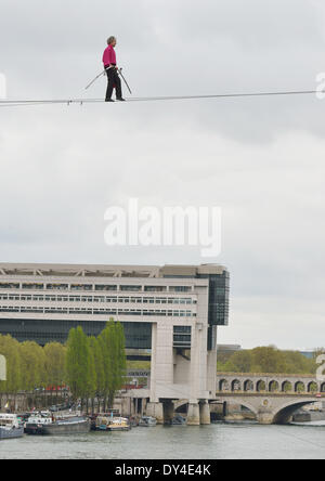 Paris, France. 6ème apr 2014. Le Français funambule Denis Josselin effectue sur la Seine à Paris, le 6 avril 2014. Crédit : Li Genxing/Xinhua/Alamy Live News Banque D'Images