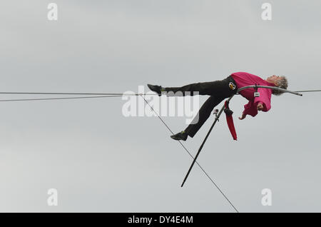Paris, France. 6ème apr 2014. Le Français funambule Denis Josselin effectue sur la Seine à Paris, le 6 avril 2014. Crédit : Li Genxing/Xinhua/Alamy Live News Banque D'Images