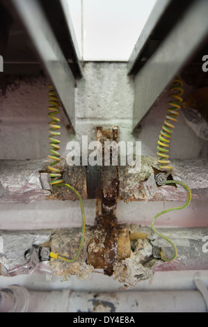 Une corrosion sur les canalisations métalliques et les fils reliés à la terre la sécurité des puits de métal risque de sécurité à la terre COSHH junction Banque D'Images
