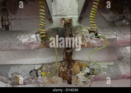 Une corrosion sur les canalisations métalliques et les fils reliés à la terre la sécurité des puits de métal risque de sécurité à la terre COSHH junction Banque D'Images