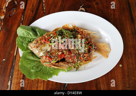 Poissons frits garnis de rubis doux,Sauer et hot sauce sur lave Banque D'Images