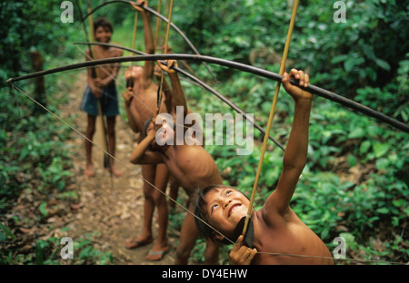 Les garçons Yanomami, les jeunes chasseurs d'arcs et de flèches, apprendre à chasser, tout en jouant dans la forêt tropicale. Amazonie, Brésil Banque D'Images