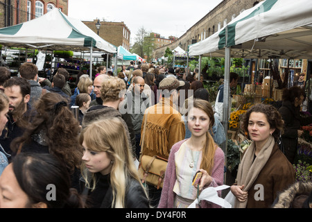 La foule à la Colombie road market Londres Banque D'Images