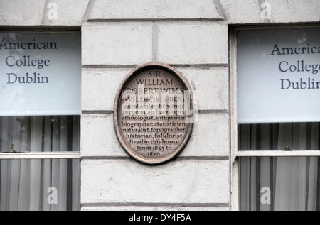 Numéro 1 Merrion Square à Dublin qui a été une fois la maison d'Oscar Wilde et porte une plaque à son père sir William Banque D'Images