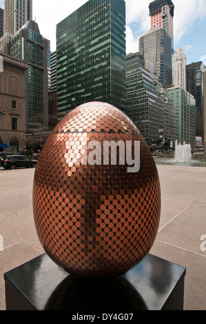 New York, NY - 6 Avril 1214 : Le Golden Lincoln 100 oeufs, créé par l'artiste Jane Morgan, est affichée à 375 Park Avenue pendant la grande chasse aux oeufs Fabergé en avril 1-17 (Egg # 6). Cet oeuf est un des quelque 275 créés par de célèbres designers et affichées tout au long de la ville de New York. Le public est invité à localiser les oeufs avec une application pour smartphone pour une chance de gagner des prix. Produit de la vente des œufs et autres produits aller à la charité. Banque D'Images