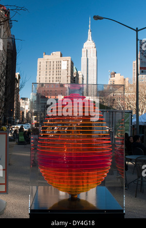 New York, NY - 6 Avril 1214 : 'Columbus Egg', créé par Stamberg Aferiat/Tsang  + Vilanova, est affiché dans le quartier Flatiron dans le cadre de la grande chasse aux oeufs Fabergé en avril 1-17 (Egg # 162). Cet oeuf est un des quelque 275 créés par de célèbres designers et affichées tout au long de la ville de New York. Le public est invité à localiser les oeufs avec une application pour smartphone pour une chance de gagner des prix. Produit de la vente des œufs et autres produits aller à la charité. Banque D'Images