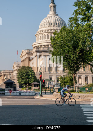 United States Capitol avec cycliste non identifiés Banque D'Images