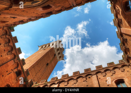 Torre del Mangia à partir de la cour du Palazzo Pubblico, Sienne, Italie Banque D'Images